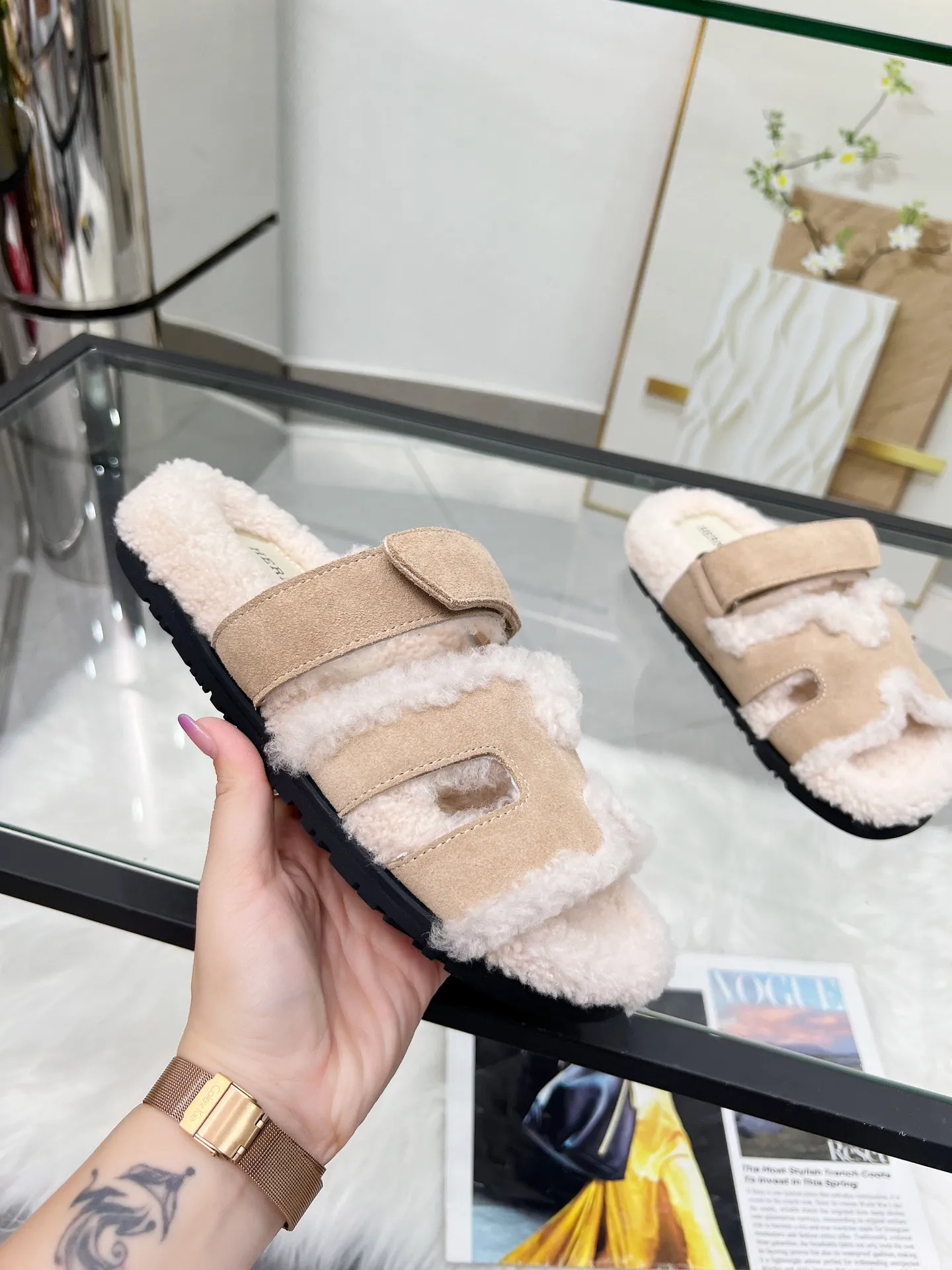 👟👟Ex-factory price 440👟👟 🌸[HERMES] My horse’s classic hot style second uncle🐑wool slippers🆕 are now available. A must-have item for autumn and winter ✅ Versatile and fashionable at home and out on the street 🍀The colors are extremely colorful! Walking Tuscany! TPR non-slip outsole is super light ️ Super comfortable on the feet without any sense of restraint I can’t stop drinking coffee ☕ My second uncle can’t take it off Color: maroon sand color light gray haze blue leather surface black code number: 35-40 (41 customized, non-returnable) Factory ready supply